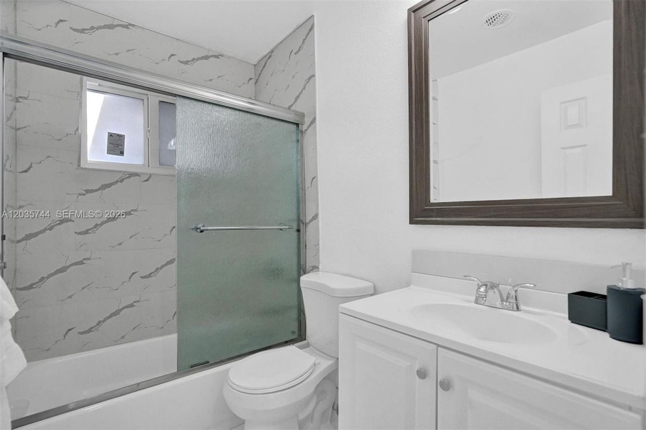 310 NE 162nd St , Miami, FL 33162 Photo