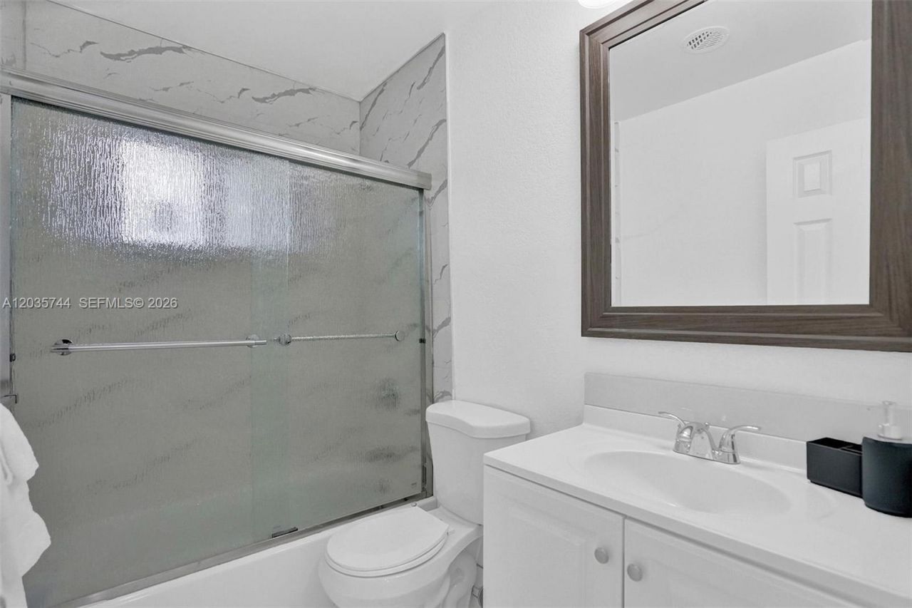 310 NE 162nd St , Miami, FL 33162 Photo