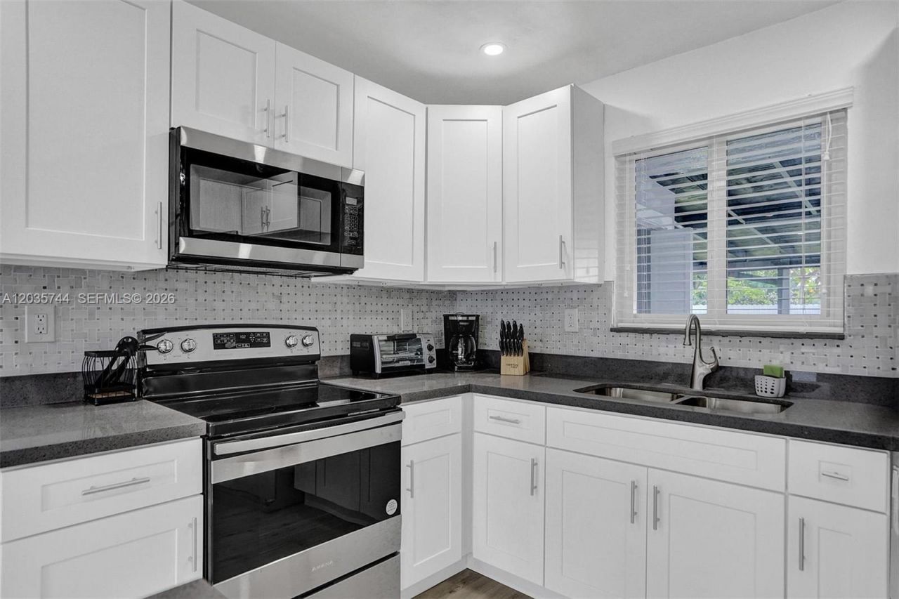 310 NE 162nd St , Miami, FL 33162 Photo