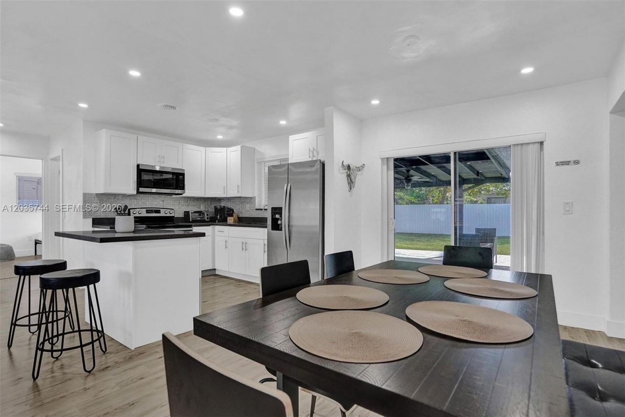 310 NE 162nd St , Miami, FL 33162 Photo
