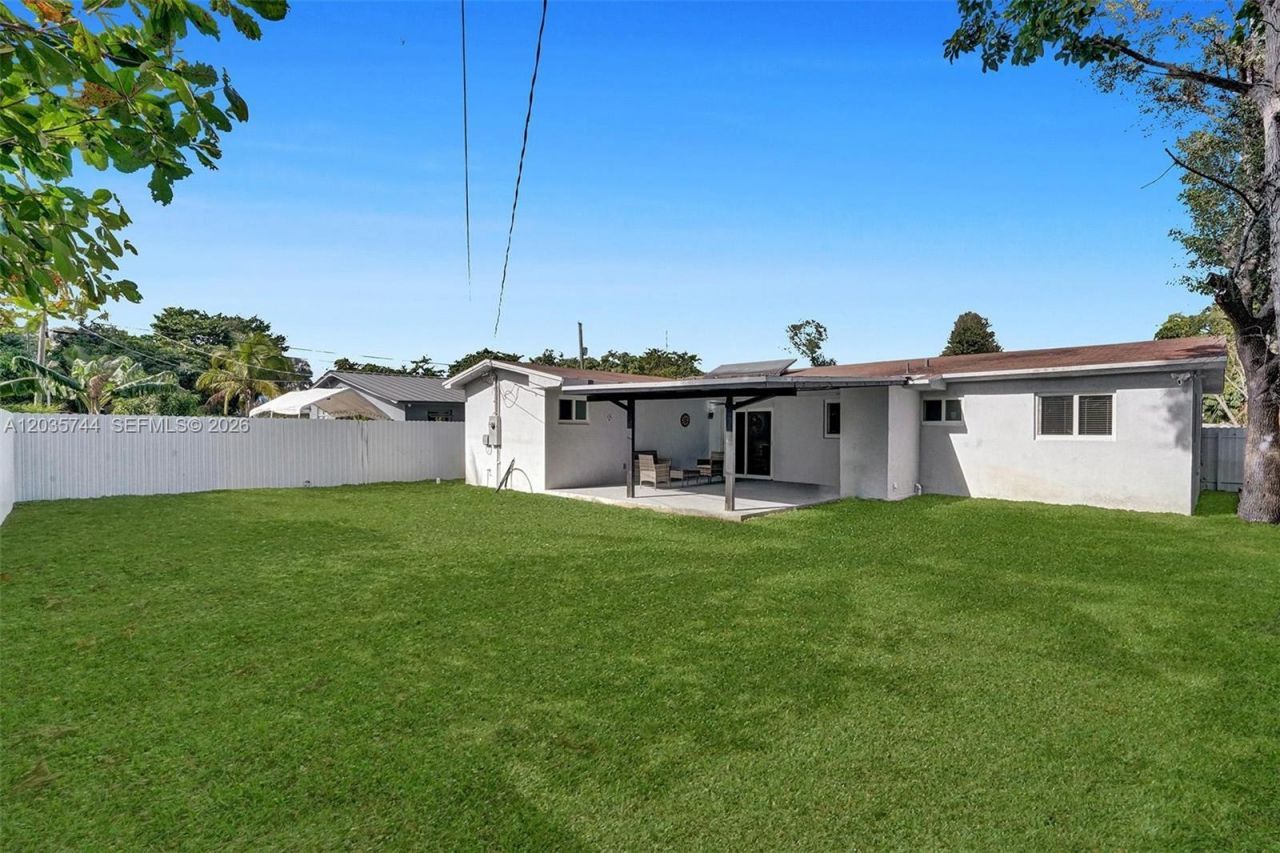 310 NE 162nd St , Miami, FL 33162 Photo