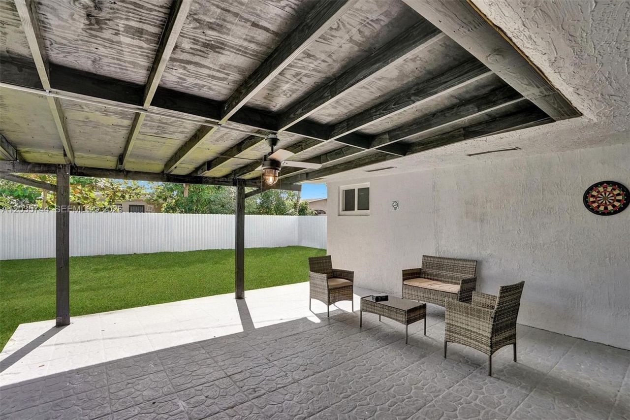 310 NE 162nd St , Miami, FL 33162 Photo