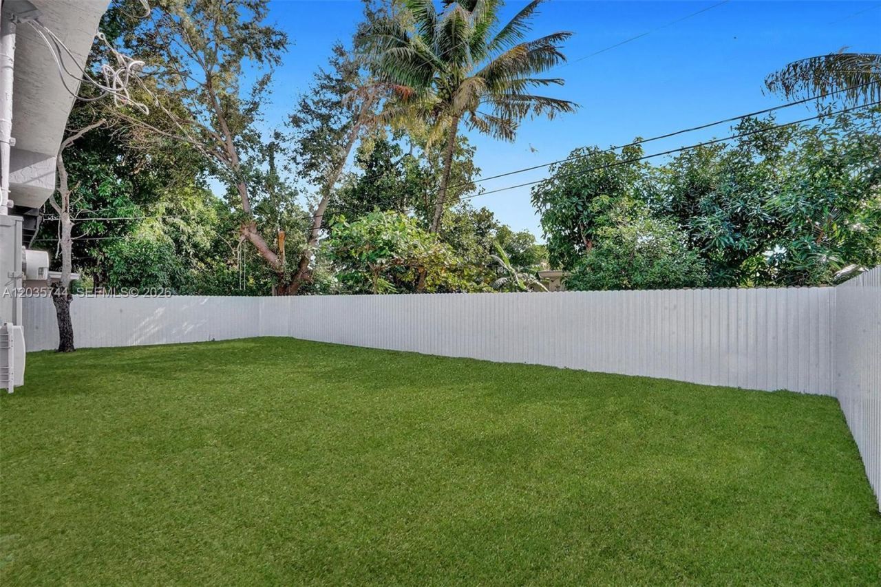 310 NE 162nd St , Miami, FL 33162 Photo