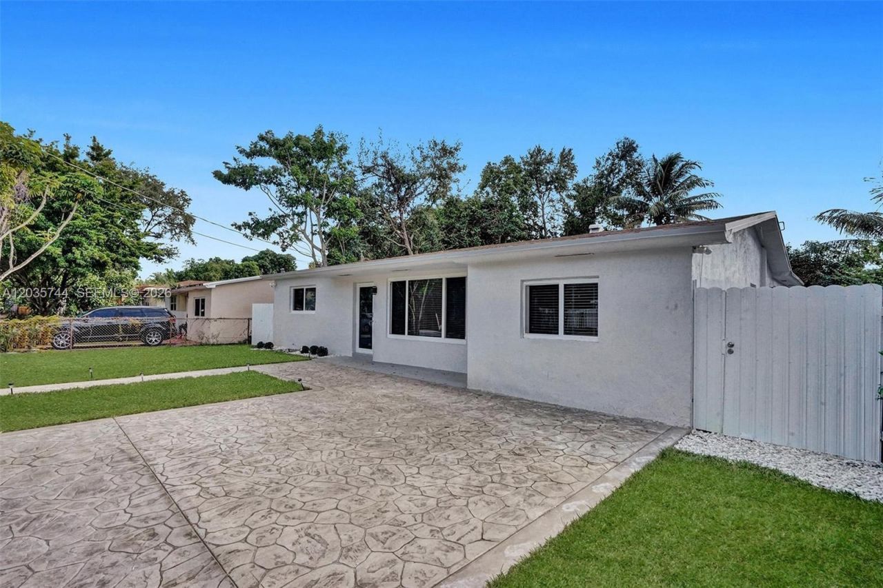 310 NE 162nd St , Miami, FL 33162 Photo