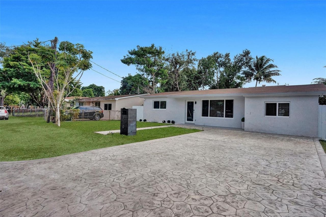 310 NE 162nd St , Miami, FL 33162 Photo