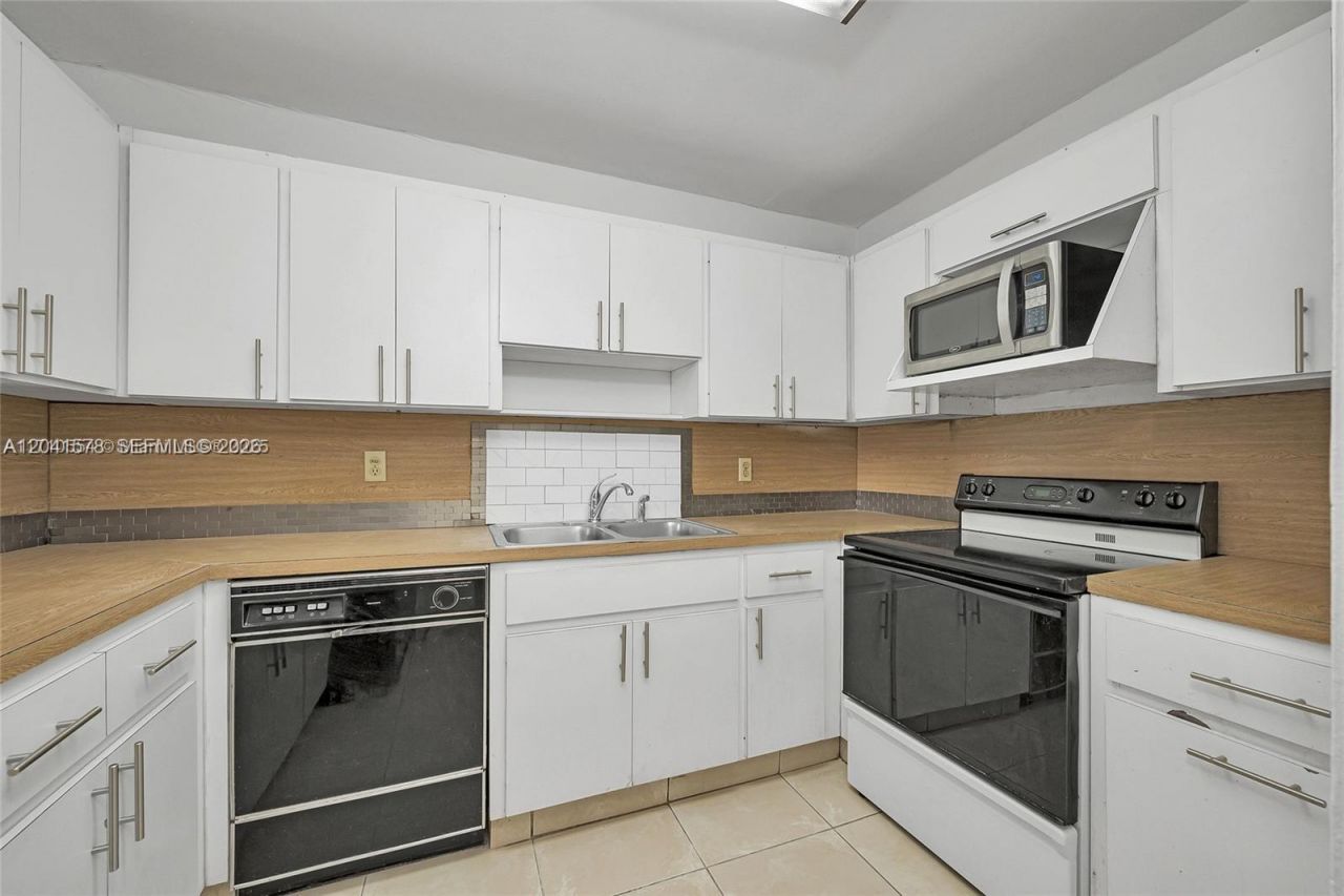 5050 NW 7th St, Unit 202, Miami, FL 33126 Photo