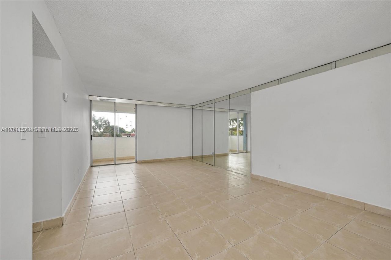 5050 NW 7th St, Unit 202, Miami, FL 33126 Photo
