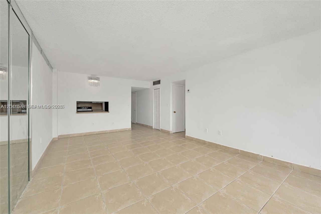 5050 NW 7th St, Unit 202, Miami, FL 33126 Photo
