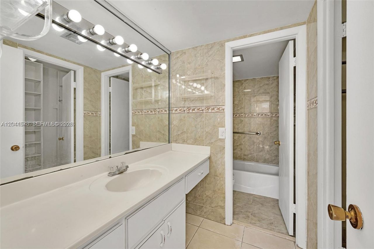 5050 NW 7th St, Unit 202, Miami, FL 33126 Photo