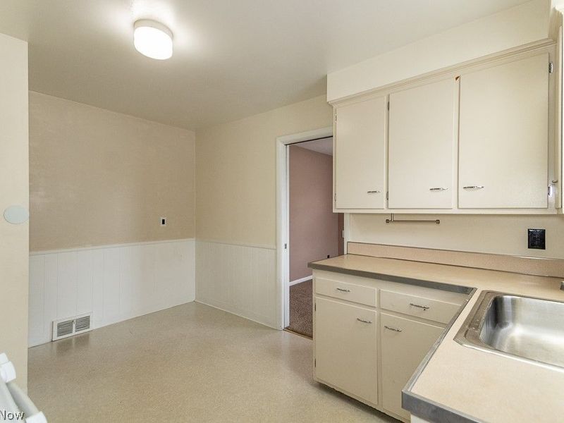 595 Dickerson Road, Willowick, OH 44095 Photo 7