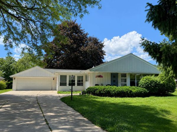 2945 Cottonwood Ct, Brookfield, WI 53005