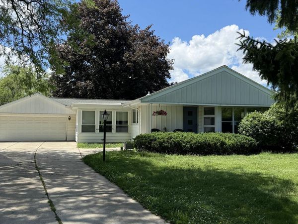 2945 Cottonwood Ct, Brookfield, WI 53005