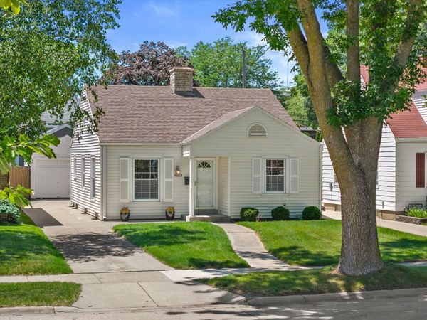 4823 N Hollywood Ave, Whitefish Bay, WI 53217