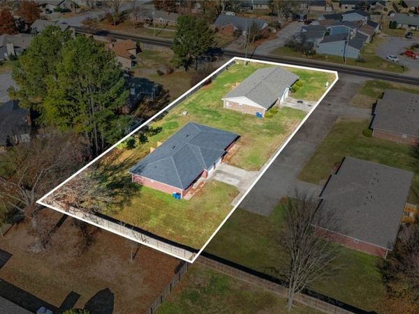 1011/1013 NW 12th Street , Bentonville, AR 72712