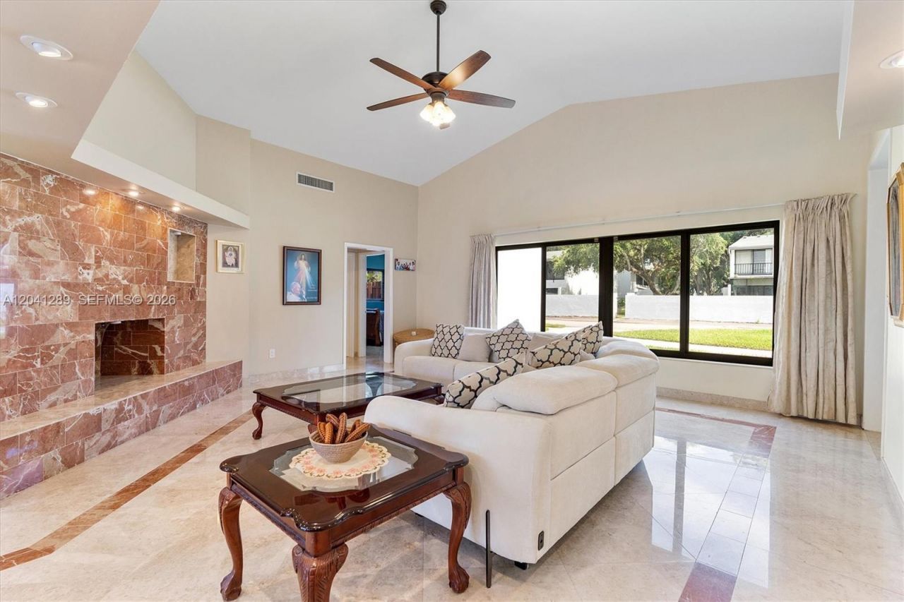 2531 NE 195th St, Miami, FL 33180 Photo