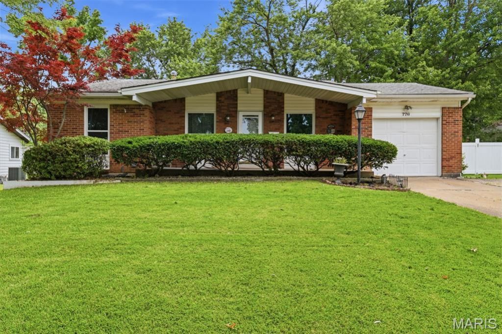 776 Coach Light Lane, Hazelwood, MO 63042 Main Photo