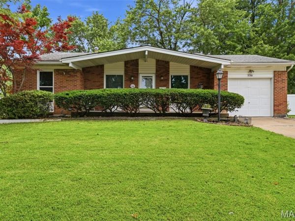 776 Coach Light Lane, Hazelwood, MO 63042