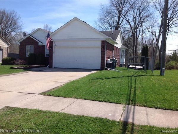 32010 N Oakcrest Drive E, Chesterfield Twp, MI 48047