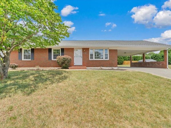 409 Decatur CIR, Salem, VA 24153