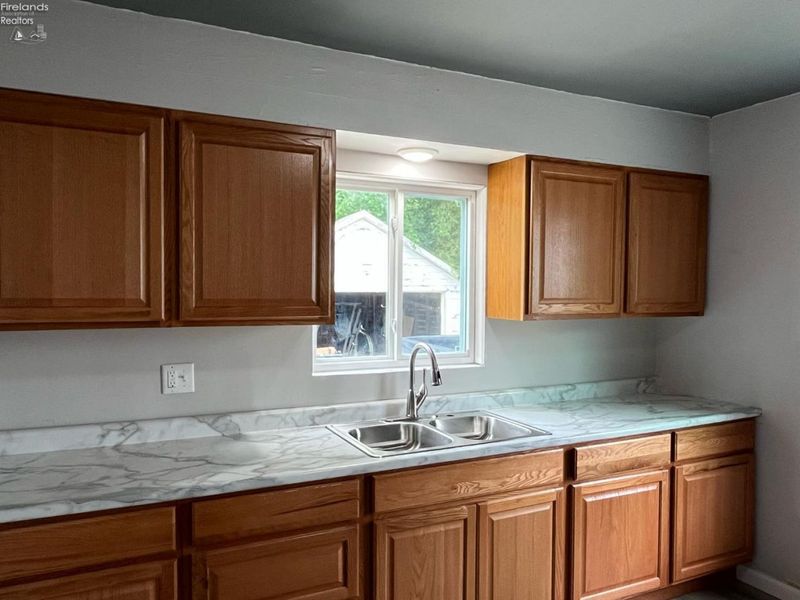 910 W 17th, Lorain, OH 44052 Photo 2