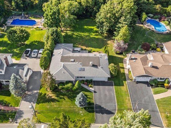 18 Hickman Street , Syosset, NY 11791