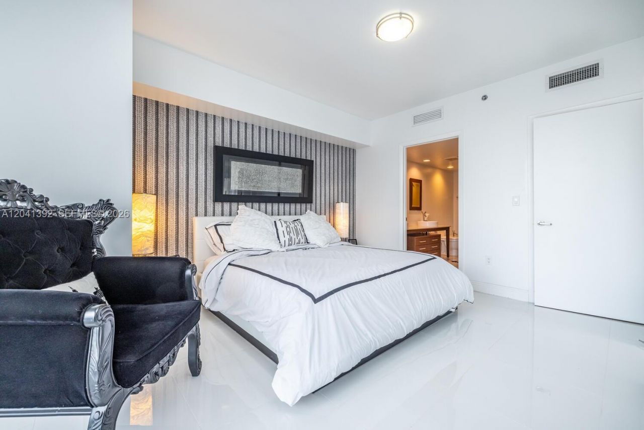 475 Brickell Ave, Unit 4715, Miami, FL 33131 Photo