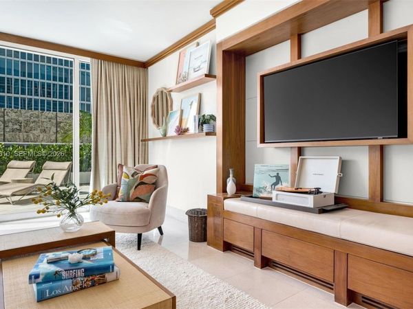 6801 Collins Ave, Unit DOOR 606, Miami Beach, FL 33141