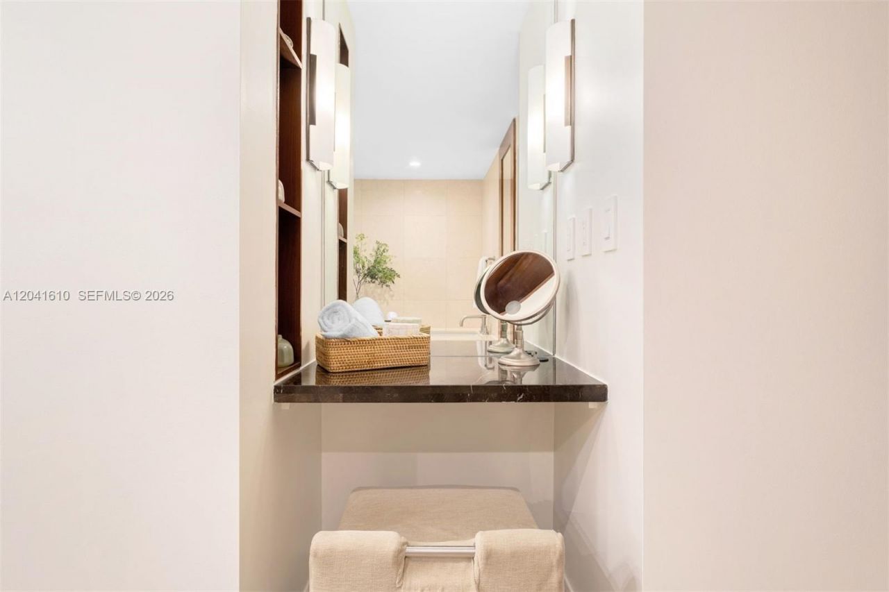 6801 Collins Ave, Unit DOOR 606, Miami Beach, FL 33141 Photo