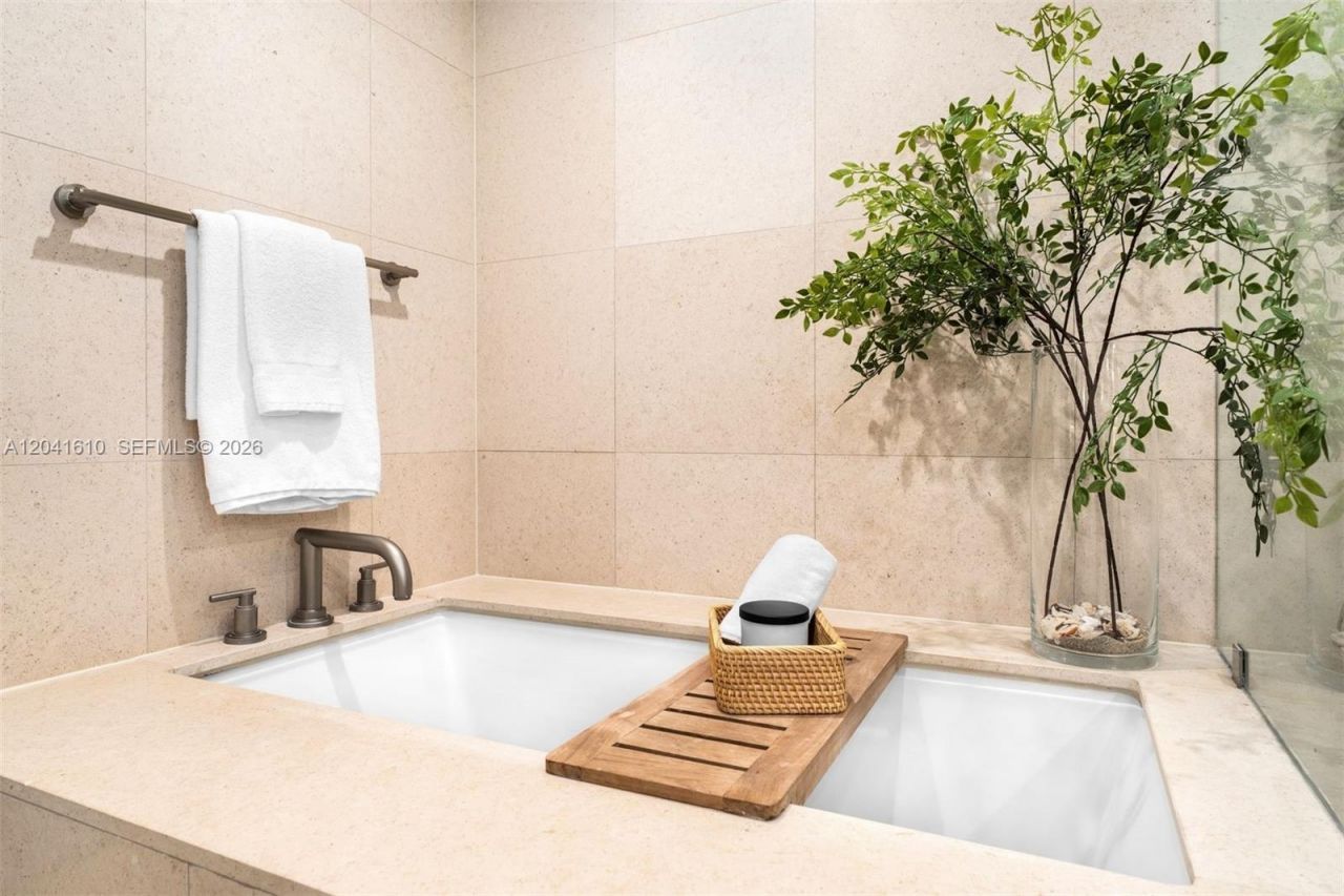 6801 Collins Ave, Unit DOOR 606, Miami Beach, FL 33141 Photo