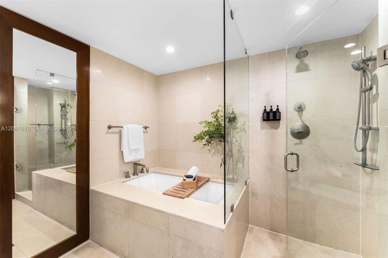 6801 Collins Ave, Unit DOOR 606, Miami Beach, FL 33141 Photo