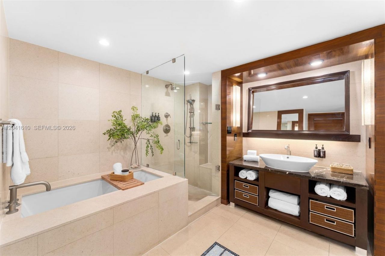 6801 Collins Ave, Unit DOOR 606, Miami Beach, FL 33141 Photo