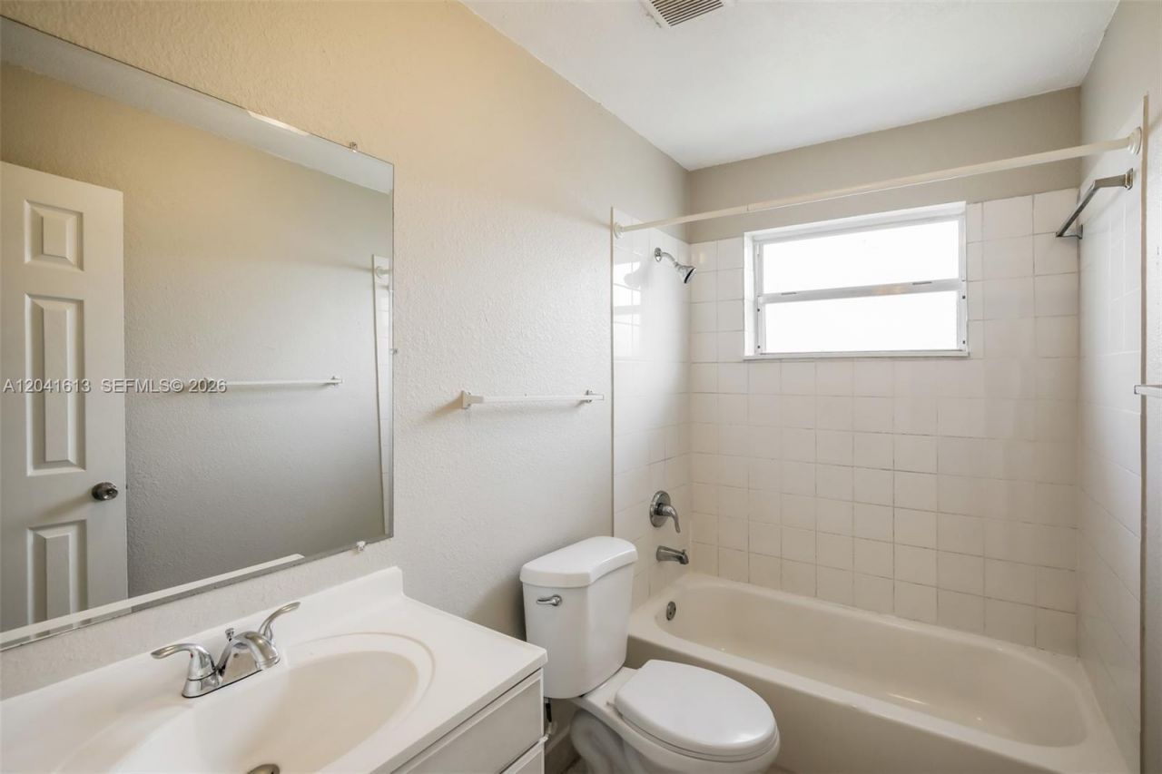 3333 NW 32nd Ct, Lauderdale Lakes, FL 33309 Photo