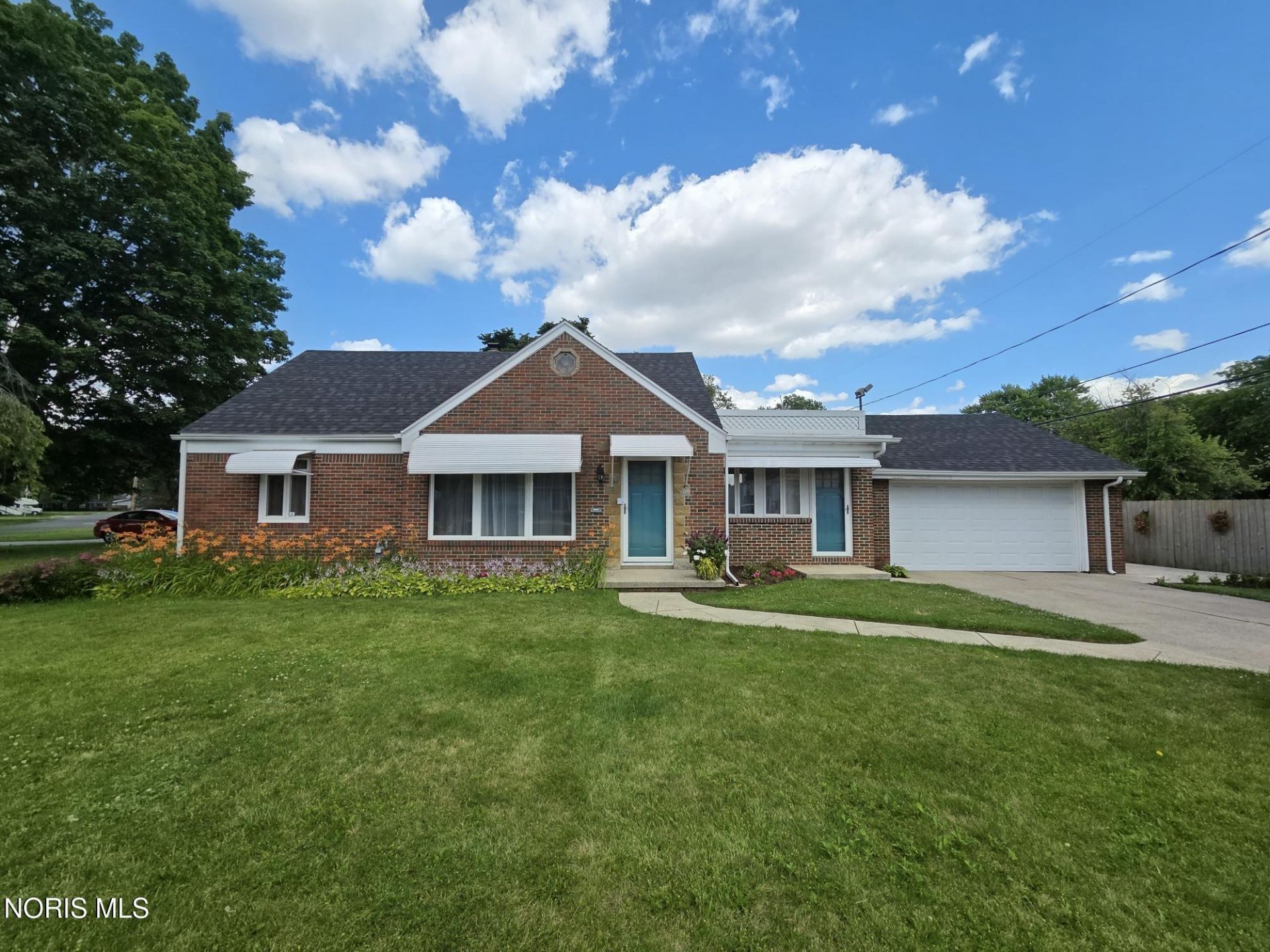 2065 Wilshire Avenue, Toledo, OH 43614 Main Photo