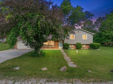 8320 Hillpoint Drive, Hamburg Township, Mi 48116