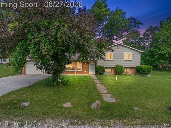 8320 Hillpoint Drive, Hamburg Twp, MI 48116