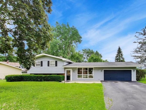 2401 E Thornwood Drive, Lindenhurst, IL 60046