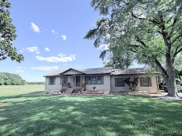1095 E Base Line Road, Centralia, IL 62801