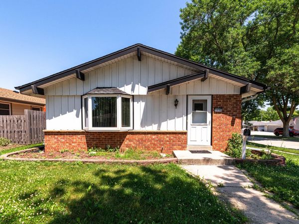 3490 E Van Beck Ave, Saint Francis, WI 53235