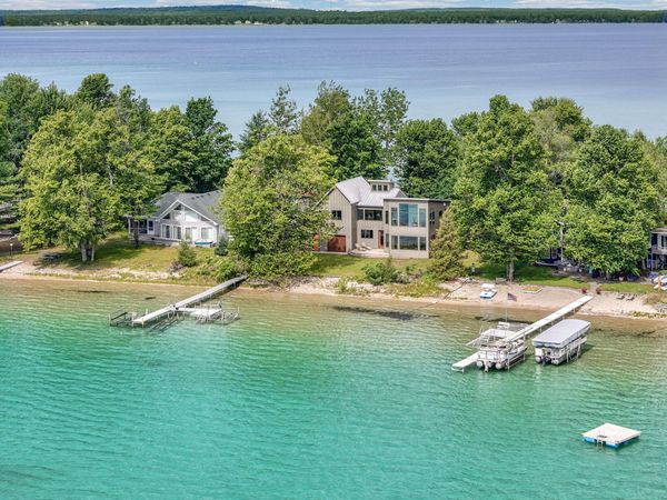 38 Treasure Island, Roscommon, MI 48653