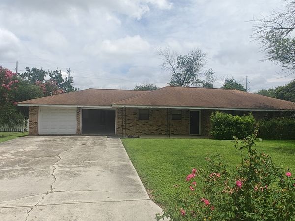 807 Elizabeth, Seguin, TX 78155