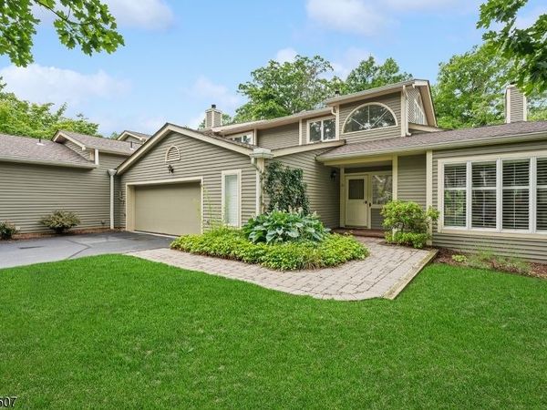 31 Stone Row Ln, Jefferson, NJ 07438