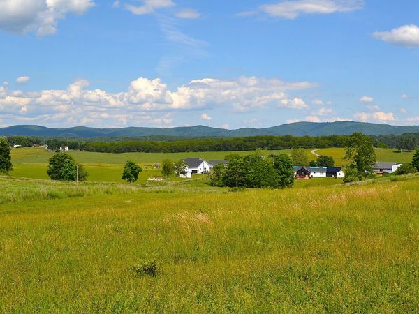 Crestmont Dr, Lewisburg, WV 24901