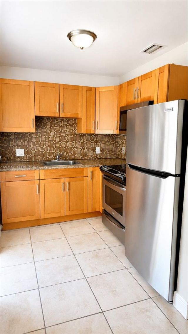 943 NW 63rd St, Miami, FL 33150 Photo