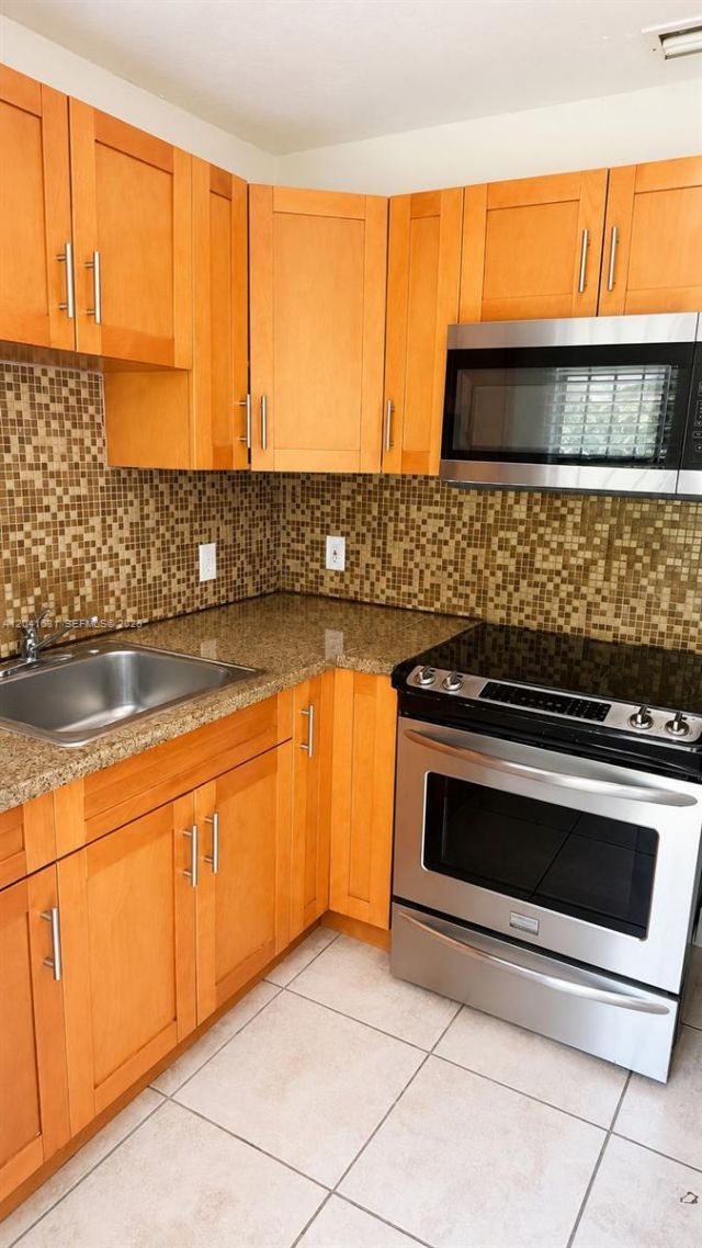 943 NW 63rd St, Miami, FL 33150 Photo