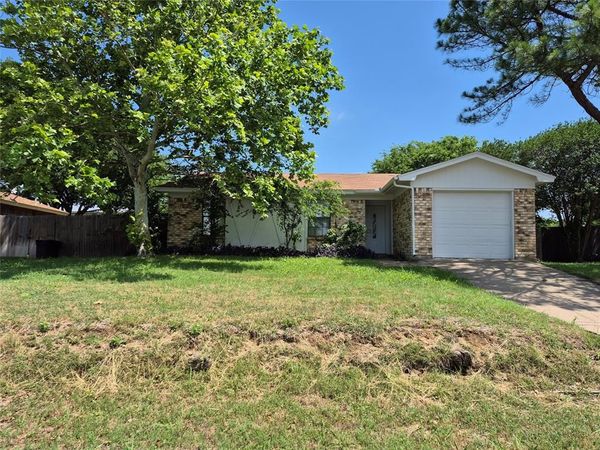 825 Springhill Drive , Burleson, TX 76028