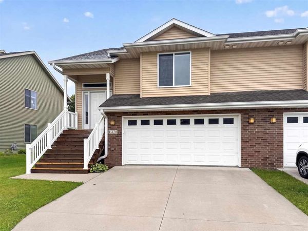 1375 Whipple Ct, North Liberty, IA 52317