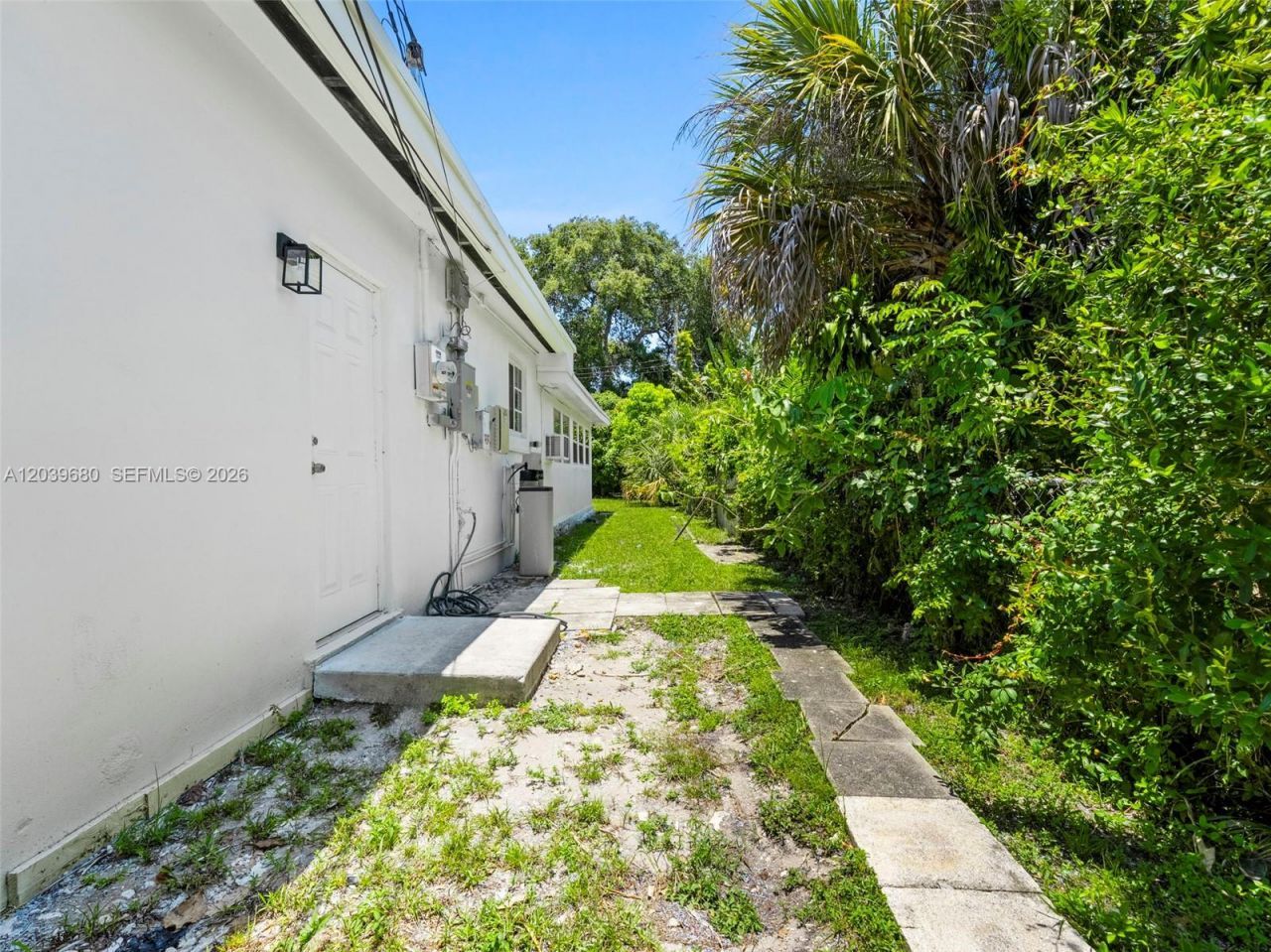 110 NE 152nd St, Miami, FL 33162 Photo