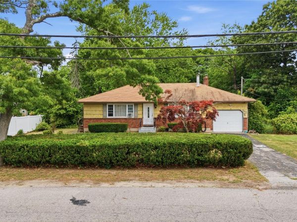 385 Manhattan Boulevard , Islip Terrace, NY 11752