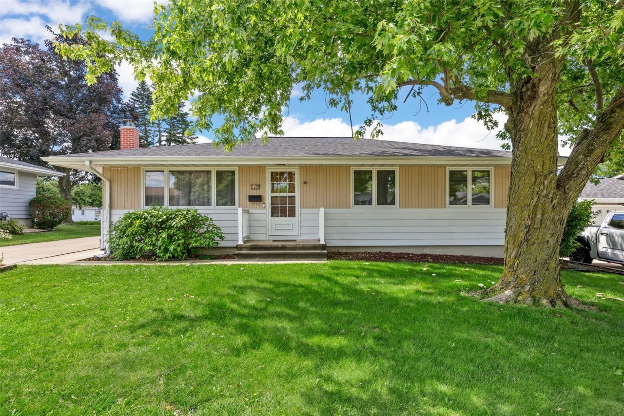1805 Country Club Drive, Marion, IA 52302 Main Photo