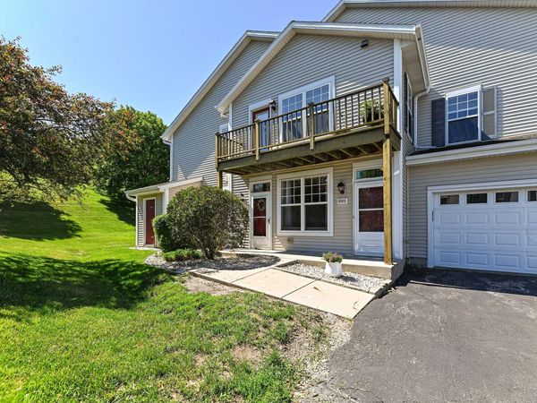 1202 Woodbury Cmn, Unit A, Waukesha, WI 53189